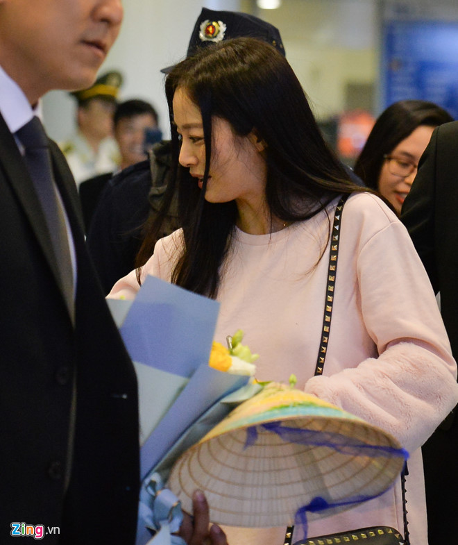 Kim Tae Hee rạng rỡ chào fan Việt khi tới Hà Nội lúc tối muộn