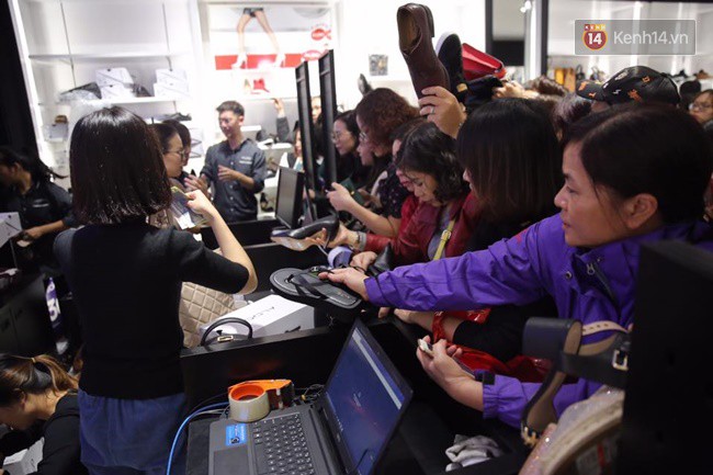 Vỡ trận ngày Black Friday ở TTTM Hà Nội: Hàng trăm người luồn lách qua khe cửa để mua hàng