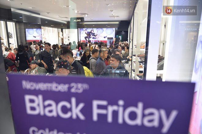 Vỡ trận ngày Black Friday ở TTTM Hà Nội: Hàng trăm người luồn lách qua khe cửa để mua hàng