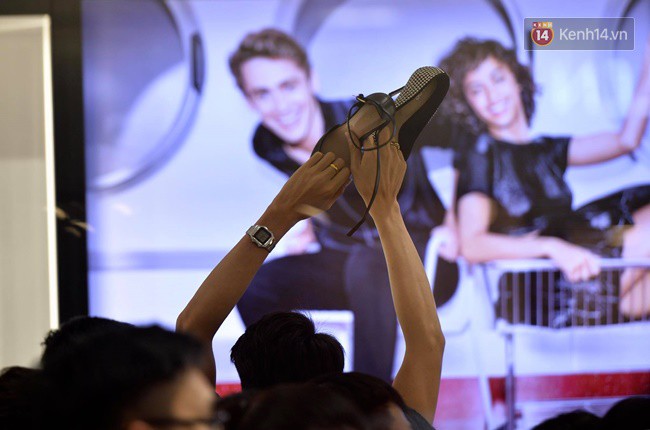 Vỡ trận ngày Black Friday ở TTTM Hà Nội: Hàng trăm người luồn lách qua khe cửa để mua hàng