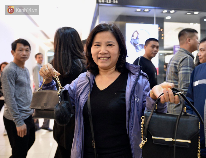 Vỡ trận ngày Black Friday ở TTTM Hà Nội: Hàng trăm người luồn lách qua khe cửa để mua hàng