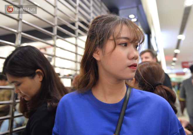 Vỡ trận ngày Black Friday ở TTTM Hà Nội: Hàng trăm người luồn lách qua khe cửa để mua hàng