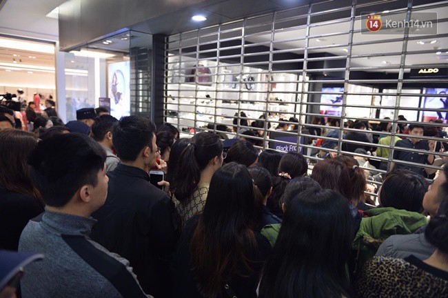 Vỡ trận ngày Black Friday ở TTTM Hà Nội: Hàng trăm người luồn lách qua khe cửa để mua hàng
