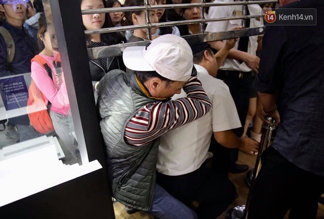 Vỡ trận ngày Black Friday ở TTTM Hà Nội: Hàng trăm người luồn lách qua khe cửa để mua hàng