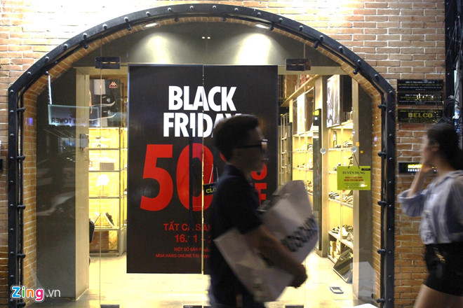 Trắng đêm canh hàng giảm giá Black Friday