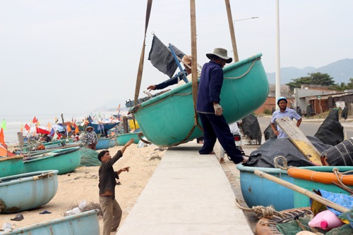 Bão Usagi tiến vào đảo Phú Quý, nhiều tỉnh phát loa kêu gọi dân ứng phó