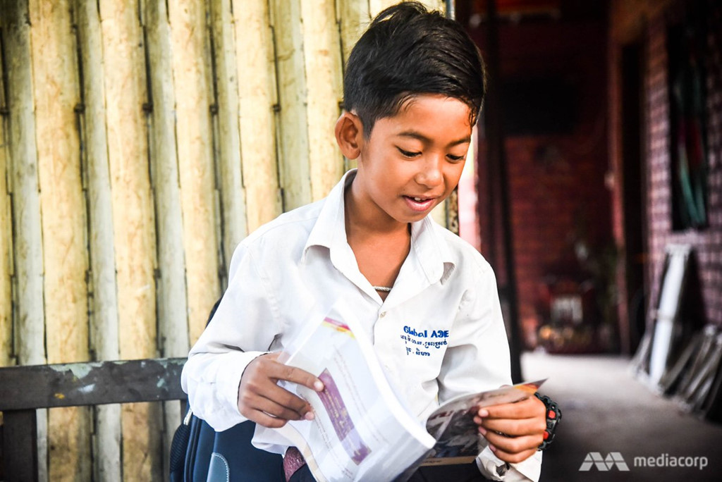 Cậu bé bán rong nói được 16 thứ tiếng đổi đời sau một đêm