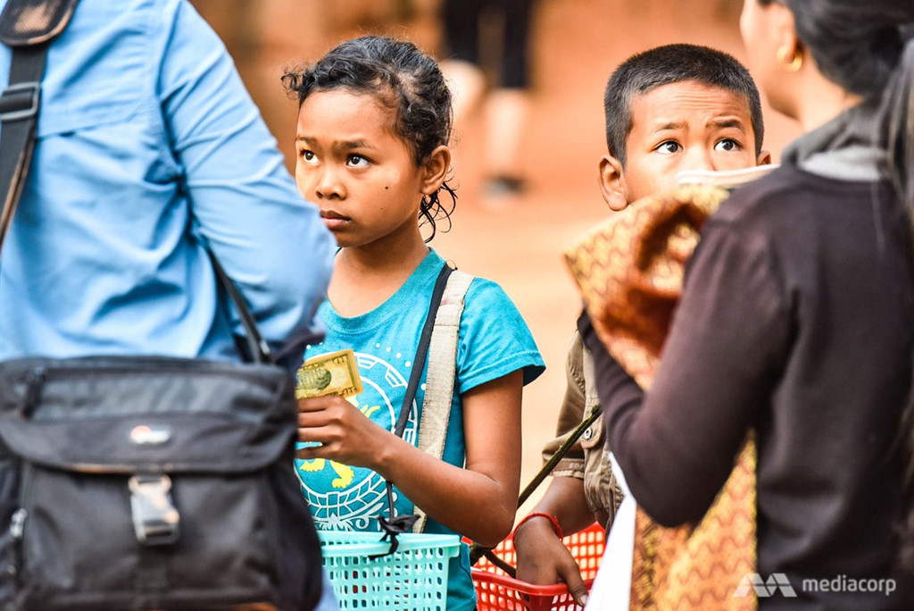 Cậu bé bán rong nói được 16 thứ tiếng đổi đời sau một đêm