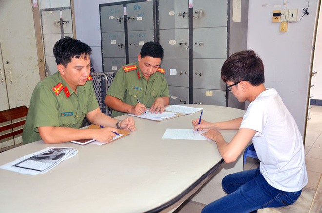 Mặc trộm cảnh phục chụp ảnh câu like, thanh niên nhận cái kết muối mặt