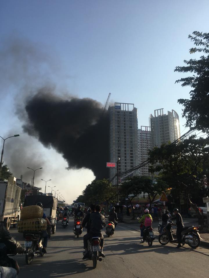 Hà Nội: Cháy lớn ở khu chung cư đang xây dựng, cột khói đen hàng chục mét khiến người đi đường hoảng sợ