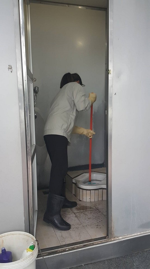 Phá cửa nhà vệ sinh công cộng, nhân viên chứng kiến cảnh đáng sợ