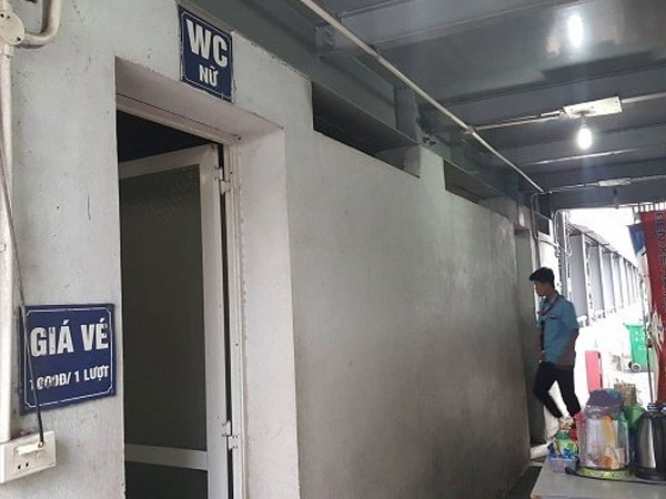 Phá cửa nhà vệ sinh công cộng, nhân viên chứng kiến cảnh đáng sợ