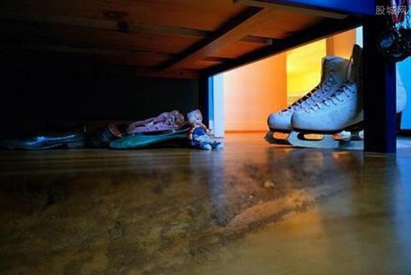 Tìm thấy kho báu dưới gầm giường, vợ há hốc khi phát hiện chồng âm thầm làm việc này!