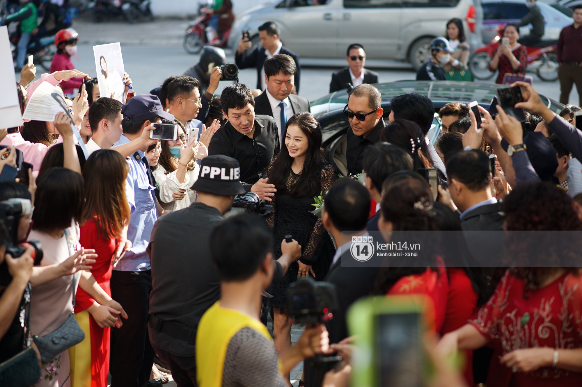 Nữ thần Kim Tae Hee đẹp xuất thần, thể hiện đẳng cấp mỹ nhân đẹp nhất xứ Hàn tại sự kiện Hà Nội