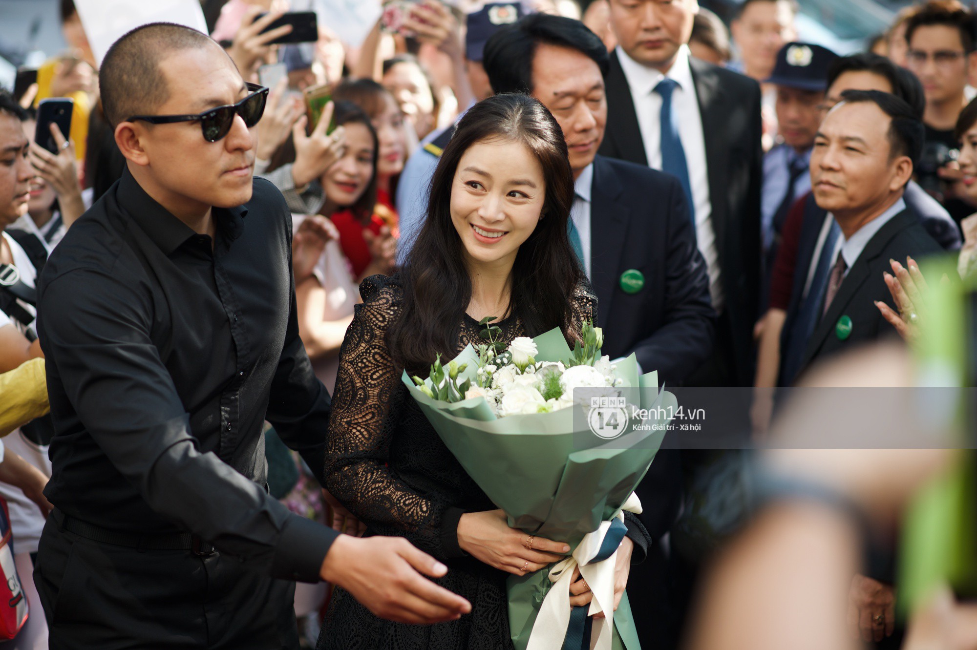 Nữ thần Kim Tae Hee đẹp xuất thần, thể hiện đẳng cấp mỹ nhân đẹp nhất xứ Hàn tại sự kiện Hà Nội