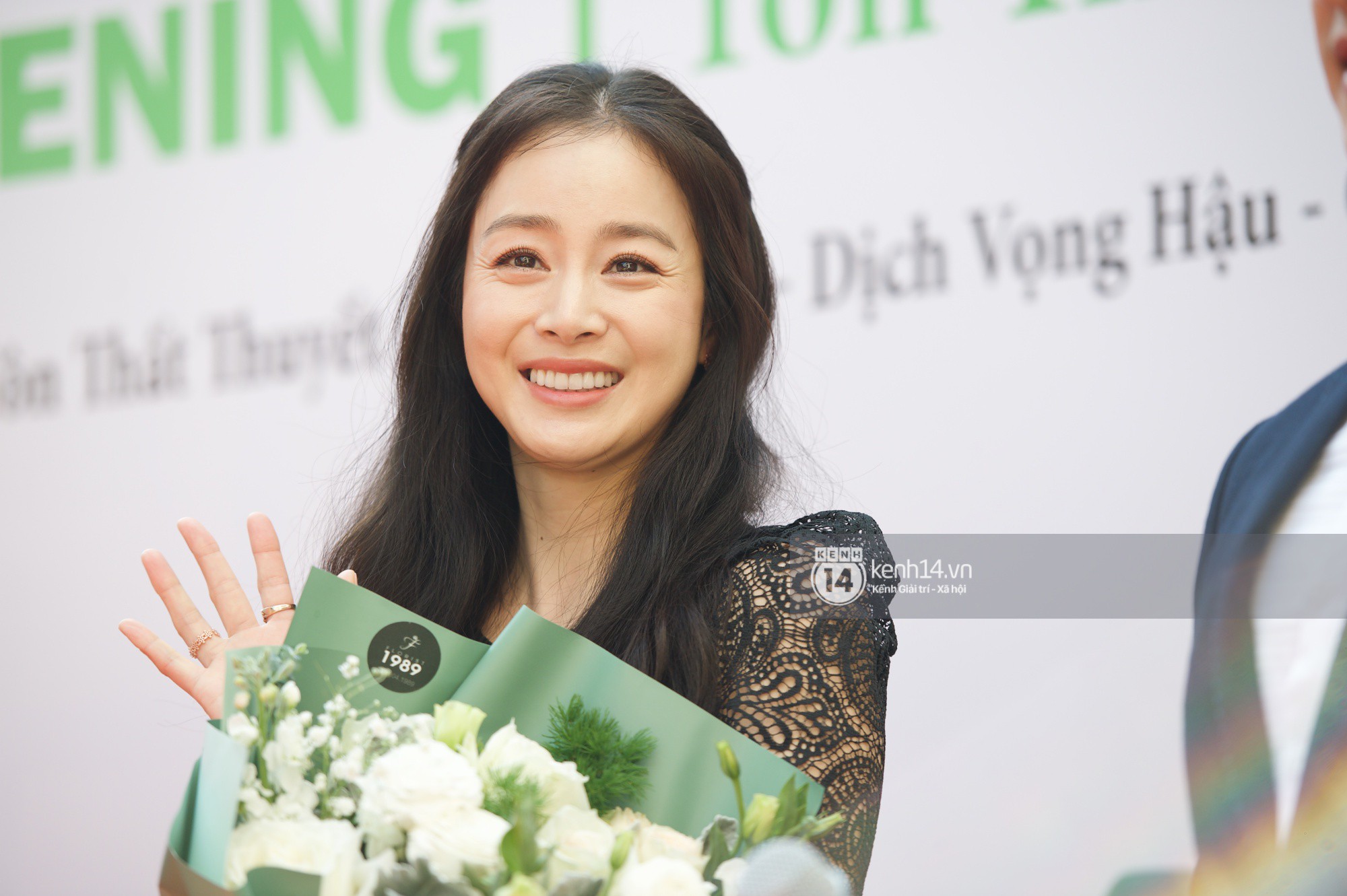 Nữ thần Kim Tae Hee đẹp xuất thần, thể hiện đẳng cấp mỹ nhân đẹp nhất xứ Hàn tại sự kiện Hà Nội