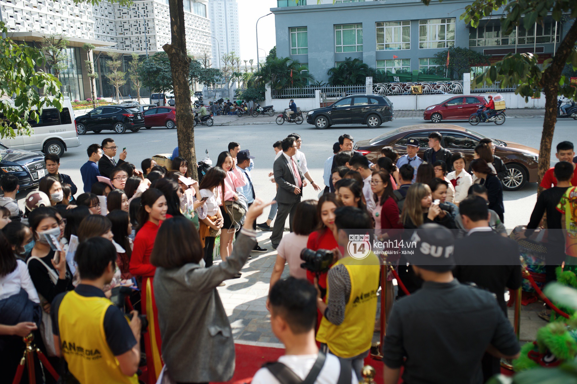 Nữ thần Kim Tae Hee đẹp xuất thần, thể hiện đẳng cấp mỹ nhân đẹp nhất xứ Hàn tại sự kiện Hà Nội