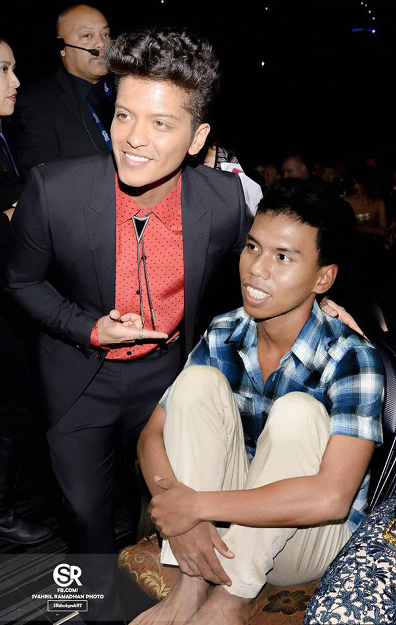 Bằng hành động này, chàng trai chỉ ngồi một chỗ cũng được đóng chung phim với hàng loạt siêu sao