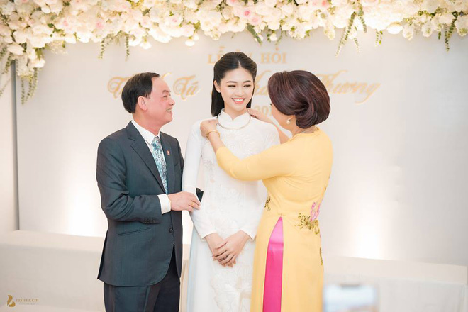 Á Hậu Thanh Tú e ấp tựa vào vai chồng mới cưới trong lễ ăn hỏi