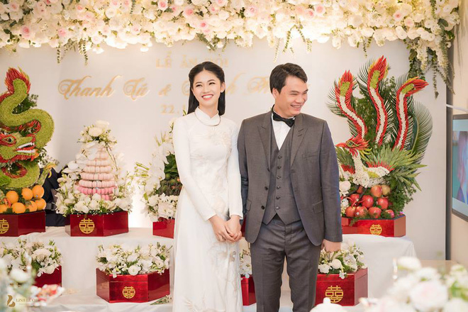 Á Hậu Thanh Tú e ấp tựa vào vai chồng mới cưới trong lễ ăn hỏi