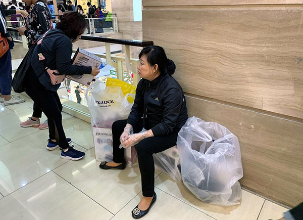 Mẹ già 70 tuổi bờ phờ chen lấn mua tặng 2 con dâu bộ nồi giảm giá