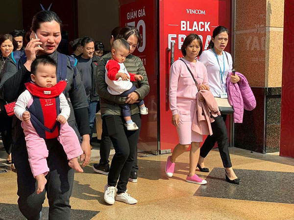 Mẹ già 70 tuổi bờ phờ chen lấn mua tặng 2 con dâu bộ nồi giảm giá