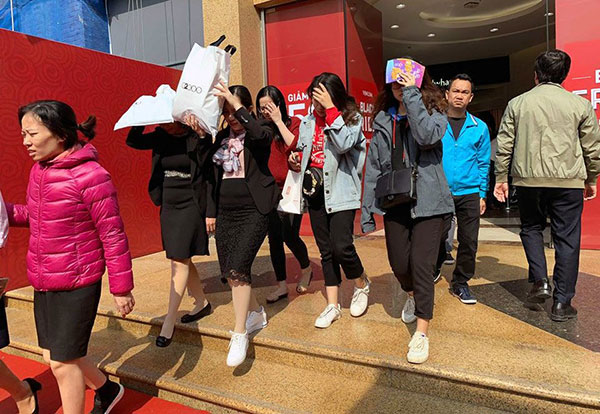 Mẹ già 70 tuổi bờ phờ chen lấn mua tặng 2 con dâu bộ nồi giảm giá