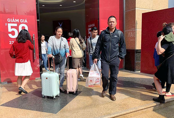 Mẹ già 70 tuổi bờ phờ chen lấn mua tặng 2 con dâu bộ nồi giảm giá