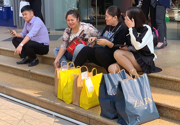 Mẹ già 70 tuổi bờ phờ chen lấn mua tặng 2 con dâu bộ nồi giảm giá