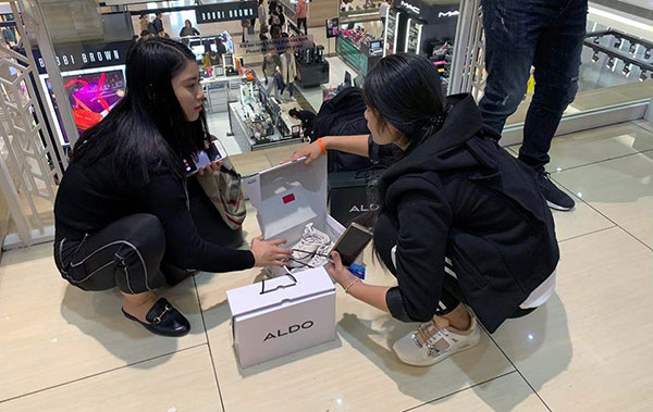 Mẹ già 70 tuổi bờ phờ chen lấn mua tặng 2 con dâu bộ nồi giảm giá