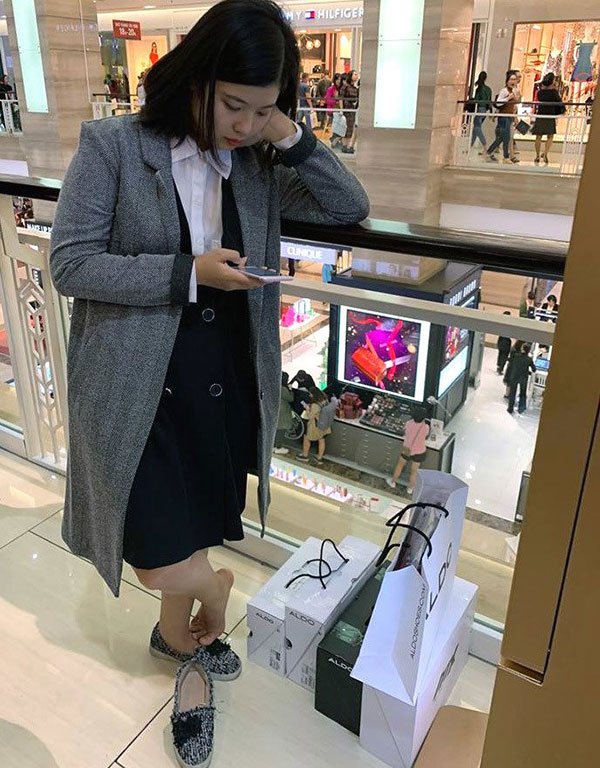 Mẹ già 70 tuổi bờ phờ chen lấn mua tặng 2 con dâu bộ nồi giảm giá