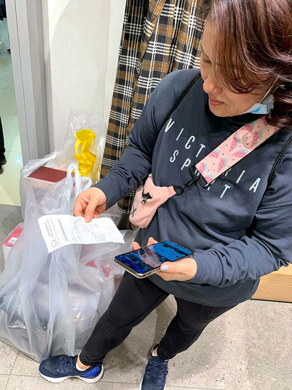 Mẹ già 70 tuổi bờ phờ chen lấn mua tặng 2 con dâu bộ nồi giảm giá