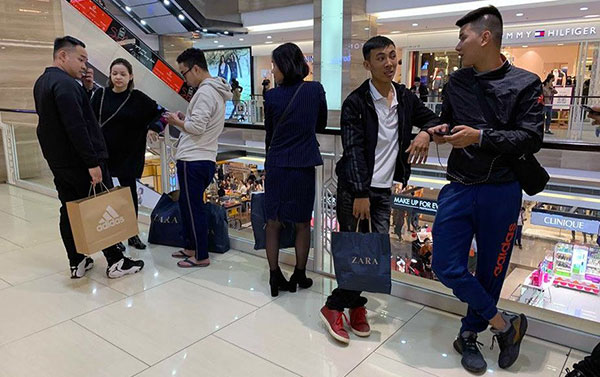 Mẹ già 70 tuổi bờ phờ chen lấn mua tặng 2 con dâu bộ nồi giảm giá