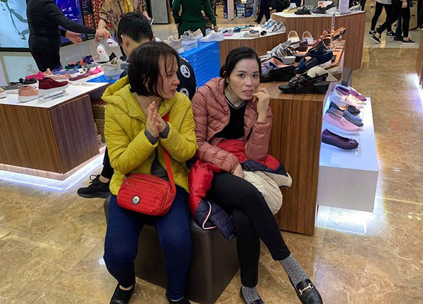 Mẹ già 70 tuổi bờ phờ chen lấn mua tặng 2 con dâu bộ nồi giảm giá