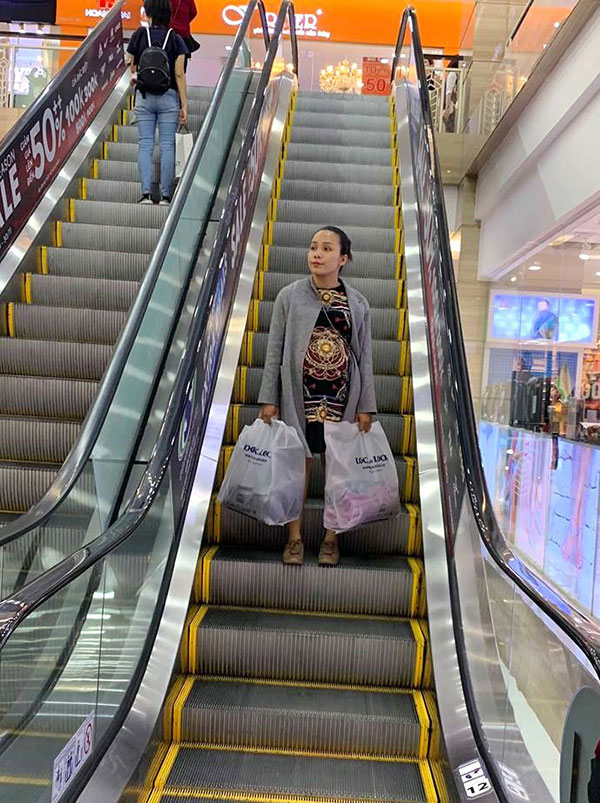 Mẹ già 70 tuổi bờ phờ chen lấn mua tặng 2 con dâu bộ nồi giảm giá