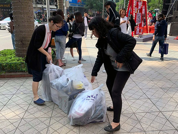 Mẹ già 70 tuổi bờ phờ chen lấn mua tặng 2 con dâu bộ nồi giảm giá