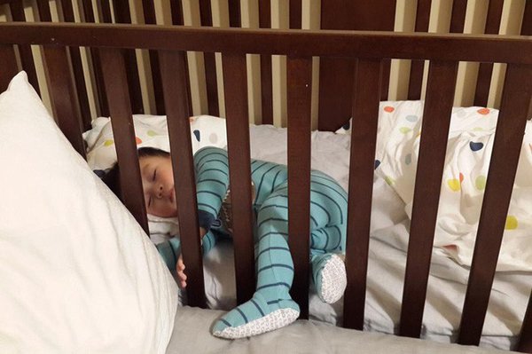 Vụ bé 4 tháng ở Hà Nội tử vong khi ngủ: Nên ngủ riêng hay chung với con?