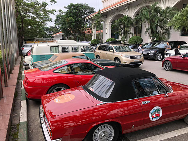 Chùm ảnh: Dàn xế cổ siêu sang với với vẻ đẹp vượt thời gian đang tề tựu tại Hà Nội