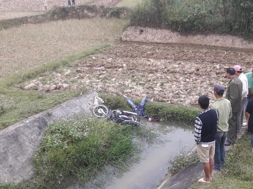 Phát hiện thi thể nam thanh niên chết dưới ruộng cùng xe máy