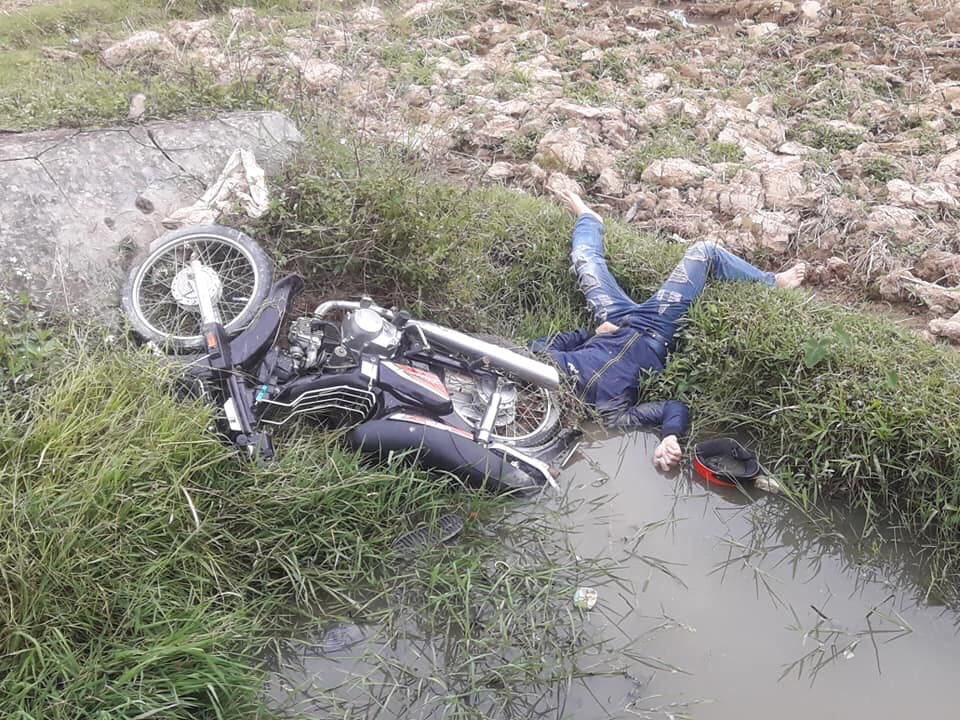 Phát hiện thi thể nam thanh niên chết dưới ruộng cùng xe máy