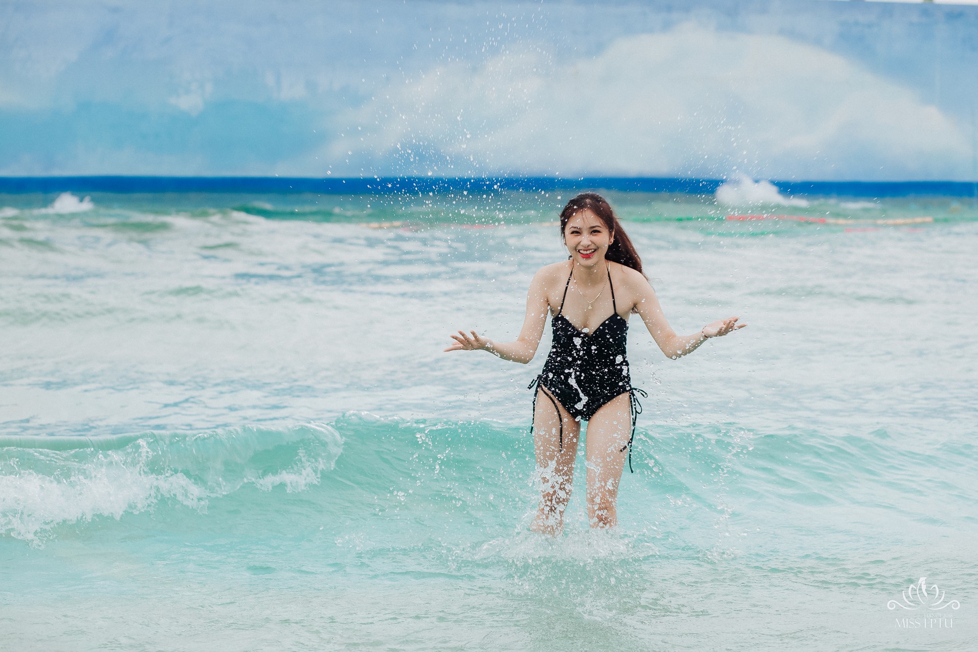 Dàn gái xinh ĐH FPT Hà Nội khoe dáng nóng bỏng với bikini đen cut-out táo bạo