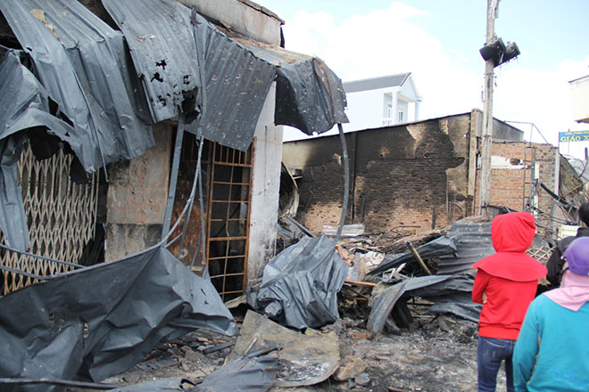 Tai nạn xe bồn 6 người chết: Ngây dại nhìn vợ và 2 con nằm bất động trong đống đổ nát