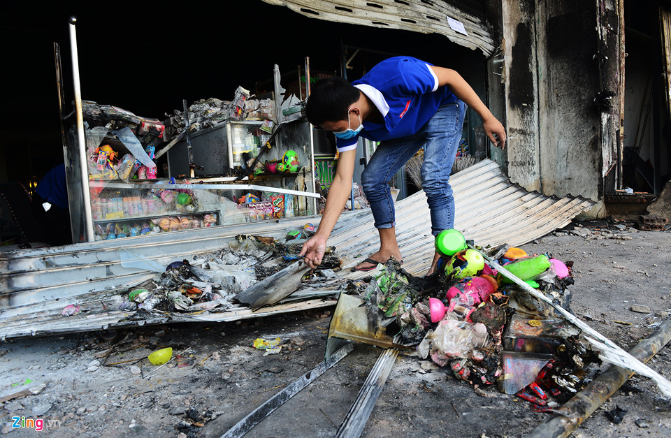 Cảnh tan hoang sau vụ cháy xe bồn chở xăng làm 6 người chết