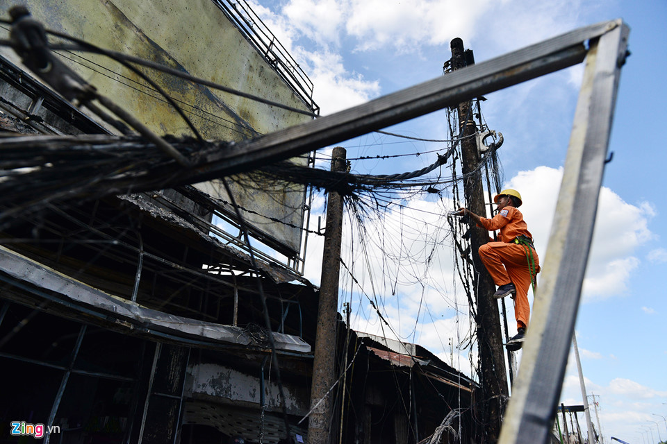 Cảnh tan hoang sau vụ cháy xe bồn chở xăng làm 6 người chết