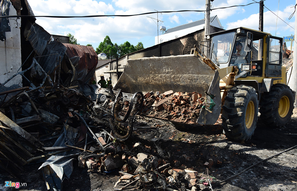 Cảnh tan hoang sau vụ cháy xe bồn chở xăng làm 6 người chết