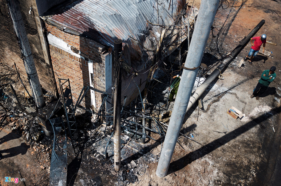 Cảnh tan hoang sau vụ cháy xe bồn chở xăng làm 6 người chết