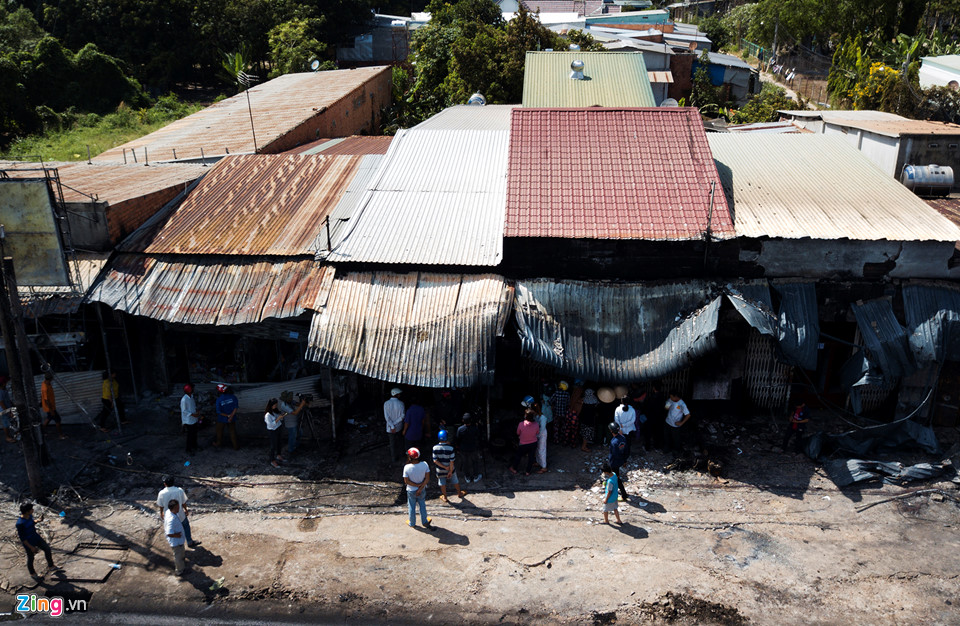 Cảnh tan hoang sau vụ cháy xe bồn chở xăng làm 6 người chết