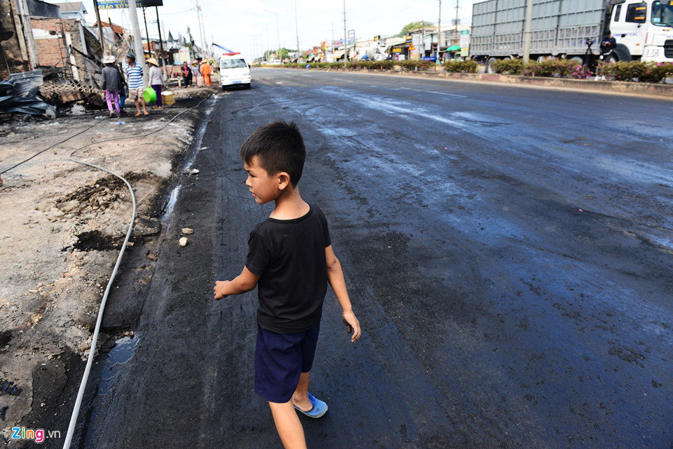 Cảnh tan hoang sau vụ cháy xe bồn chở xăng làm 6 người chết