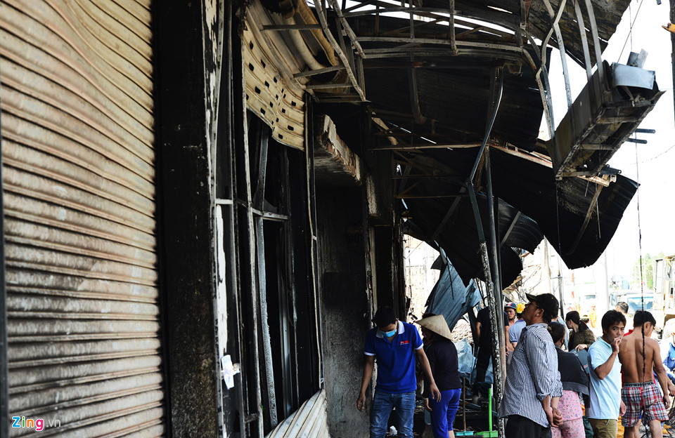 Cảnh tan hoang sau vụ cháy xe bồn chở xăng làm 6 người chết