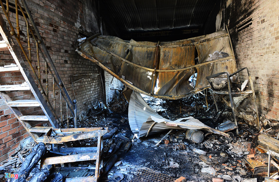 Cảnh tan hoang sau vụ cháy xe bồn chở xăng làm 6 người chết